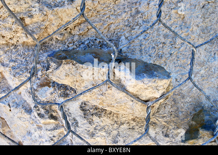 Drahtgeflecht enthalten Felsen und Steinen Herbst Stockfoto