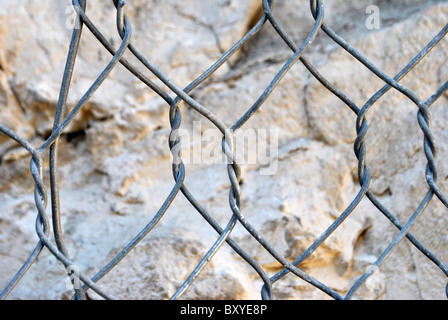 Drahtgeflecht enthalten Felsen und Steinen Herbst Stockfoto