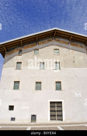Haus mit vielen Fenstern der Rekonstruktion Gebäude aus Beton Hintergrund blauen Himmel mit weißen Wolken Stockfoto
