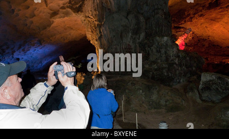 Touristen fotografieren ein Phallus-Symbol Sung Sot Höhle (Höhle der Überraschungen), in Vietnam Halong-Bucht, eine UNESCO-Weltkulturerbe. Stockfoto