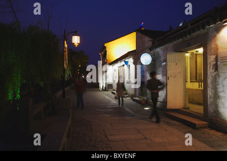 Menschen, die entlang der Men-Straße in der Abenddämmerung, Suzhou, Jiangsu, China Stockfoto