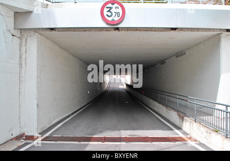 Automobil- und Fußgänger Tunnel aus Stahlbeton gebaut Stockfoto