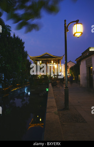 Teehaus men unterwegs in der Abenddämmerung, Suzhou, Jiangsu, China Stockfoto