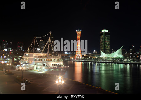 Nachtansicht des Kobe Hafen mit großen Schiff, Hafen und maritime Museum. Hafen von Kobe, Kansai Provinz, Japan. Stockfoto