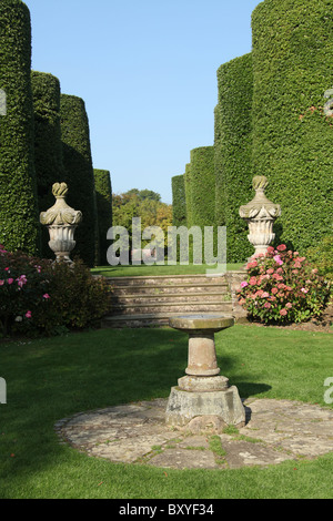 Arley Hall & Gärten. Frühen herbstlichen Blick auf der Sonnenuhr-Kreis mit der beschnittene Allee der Eichen im Hintergrund. Stockfoto
