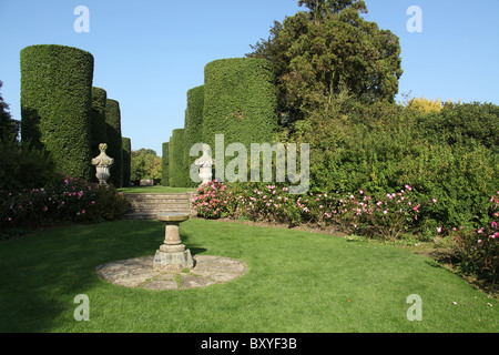 Arley Hall & Gärten. Frühen herbstlichen Blick auf der Sonnenuhr-Kreis mit der beschnittene Allee der Eichen im Hintergrund. Stockfoto
