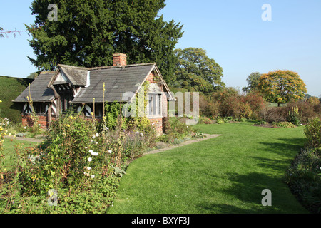 Arley Hall & Gärten, England. Frühen herbstlichen Blick auf den Tee Cottage und Strauch Rosengarten Arley Hall. Stockfoto