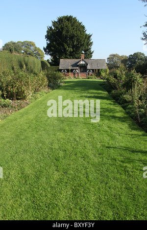 Arley Hall & Gärten, England. Frühen herbstlichen Blick auf den Tee Cottage und Strauch Rosengarten Arley Hall. Stockfoto