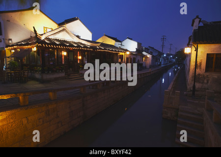 Cafe am Men Road in der Abenddämmerung, Suzhou, Jiangsu, China Stockfoto