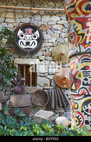 Replik des traditionellen Hauses Buyi Minderheit an Folk Culture Village, Shenzhen, Guangdong, China Stockfoto