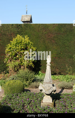 Arley Hall & Gärten, England. Frühen herbstlichen Blick auf Arley Hall Kräutergarten. Stockfoto