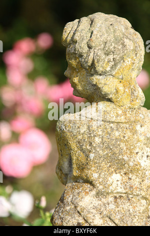 Arley Hall & Gärten, England. Schon herbstlich, großaufnahme, Blick auf die Statue in Arley Hall Flagge Garten gelegen. Stockfoto