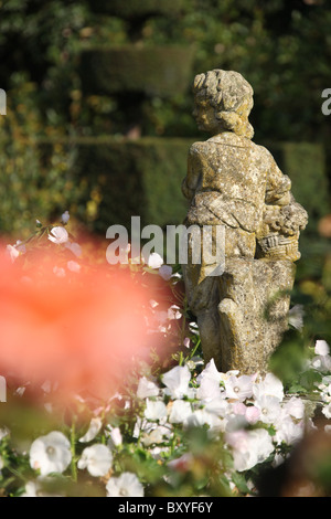 Arley Hall & Gärten, England. Frühen herbstlichen Blick auf die Statue in Arley Hall Flagge Garten gelegen. Stockfoto