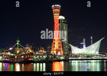 Blick auf Kobe Hafen mit Hafen und maritime Museum. Kobe, Kansai, Japan. Stockfoto