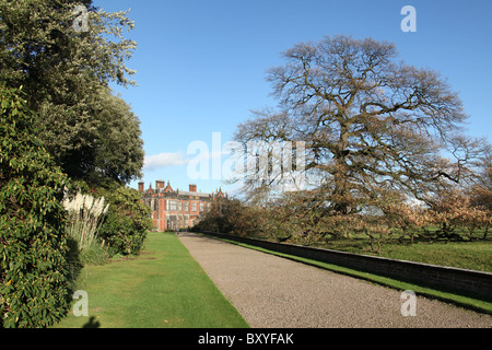 Arley Hall & Gärten, England. Herbstliche Ansicht des Furlong Walk mit Arley Hall im Hintergrund. Stockfoto