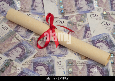 Diplomzeugnis auf einem Hintergrund von zwanzig Pfund-Noten. Stockfoto