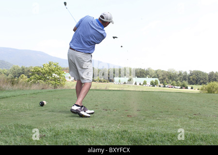 Golfer abschlägt bei einem örtlichen Golfplatz in Charlottesville, VA. Stockfoto