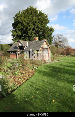 Arley Hall & Gärten, England. Herbstlicher Blick auf den Tee Cottage und Strauch Rosengarten Arley Hall. Stockfoto