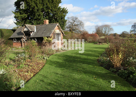 Arley Hall & Gärten, England. Herbstlicher Blick auf den Tee Cottage und Strauch Rosengarten Arley Hall. Stockfoto