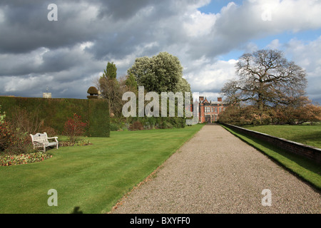 Arley Hall & Gärten, England. Herbstliche Ansicht des Furlong Walk mit Arley Hall im Hintergrund. Stockfoto