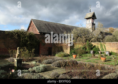 Arley Hall & Gärten, England. Herbstliche Ansicht Arley Hall Fahne Garden mit der Clock Tower im Hintergrund. Stockfoto