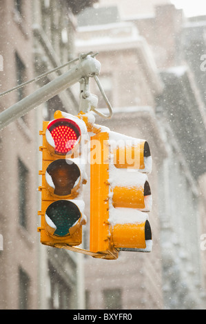 Schneebedeckte Ampel Stockfoto