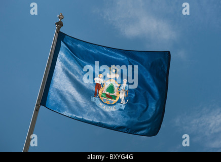 Maine State Flag gegen Himmel Stockfoto