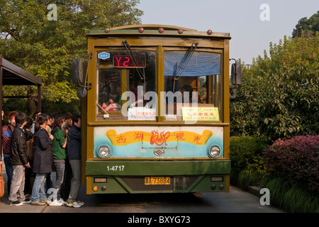 Gruppe von Touristen betreten Wagen bei West Lake Hangzhou, China Stockfoto