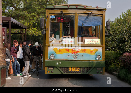 Gruppe von Touristen betreten Wagen bei West Lake Hangzhou, China Stockfoto