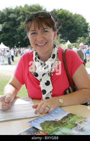 RHS Tatton, Cheshire. Dame der RHS Mitglied während des Besuchs der RHS Tatton abonnieren. Stockfoto