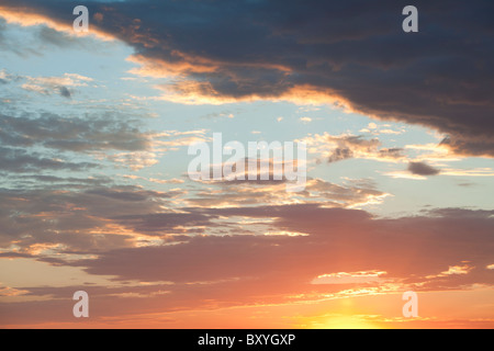 Stimmungsvoller Himmel bei Sonnenuntergang Stockfoto