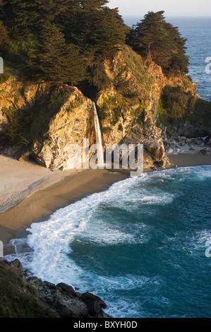 Elk237-X208v Kalifornien, Big Sur Küste, Julia Pfeiffer Burns State Park, Pazifischen Ozean Landschaft mit Wasserfall Stockfoto