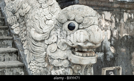 Hue, Vietnam, Drachen, Khai Dinh Grab Stein Mandarin Statuen Stockfoto