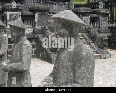 Vietnam, Hue, Khai Dinh Grab, Mandarin Statuen aus Stein Stockfoto