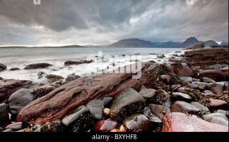 Blick vom Elgol auf der Isle Of Skye in Schottland mit Blick auf die schwarzen Cuillin Berge Stockfoto