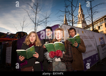 Großbritannien, England, Yorkshire, Leeds, Millennium Square, Studenten der Musikhochschule singen Weihnachtslieder Stockfoto