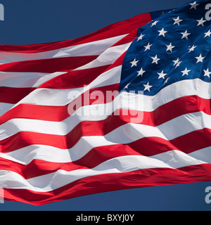 Amerikanische Flagge gegen Himmel flattern Stockfoto