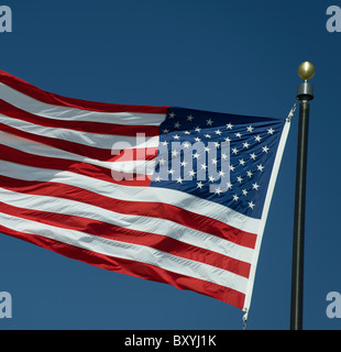 Amerikanische Flagge gegen Himmel flattern Stockfoto