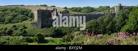 mittelalterliche Burgruine am Manorbier auf der Pembrokeshire Coast Dyfed wales Stockfoto