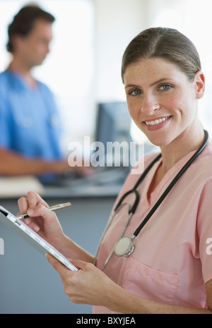 Lächelnde Ärztin im Krankenhaus Stockfoto