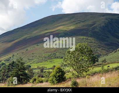 Saddleback gesehen von der A66 in den Lake District Cumbria Stockfoto