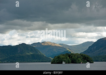 St Herbert Insel und den Gipfeln des Borrowdale gesehen von Derwent Insel auf Derwentwater in der Nähe von Keswick im Lake District Stockfoto