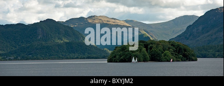 St Herbert Insel und den Gipfeln des Borrowdale gesehen von Derwent Insel auf Derwentwater in der Nähe von Keswick im Lake District Stockfoto