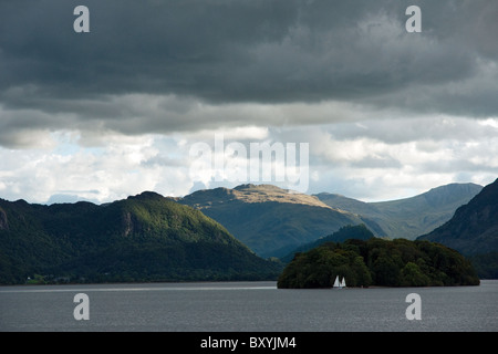 St Herbert Insel und den Gipfeln des Borrowdale gesehen von Derwent Insel auf Derwentwater in der Nähe von Keswick im Lake District Stockfoto