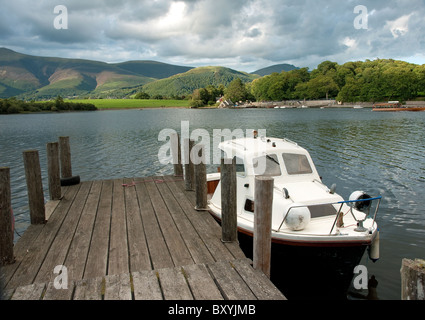 Der Ponton am Derwent Insel mit Blick auf Skiddaw und Keswick im Lake District Stockfoto