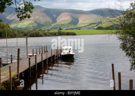 Der Ponton am Derwent Insel mit Blick auf Skiddaw und Keswick im Lake District Stockfoto