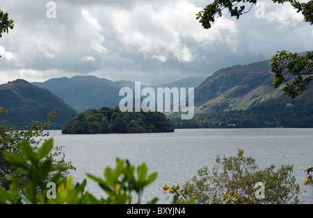 St Herbert Insel und den Gipfeln des Borrowdale gesehen von Derwent Insel auf Derwentwater in der Nähe von Keswick im Lake District Stockfoto