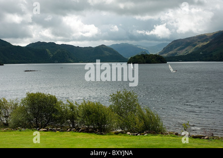 St Herbert Insel und den Gipfeln des Borrowdale gesehen von Derwent Insel auf Derwentwater in der Nähe von Keswick im Lake District Stockfoto