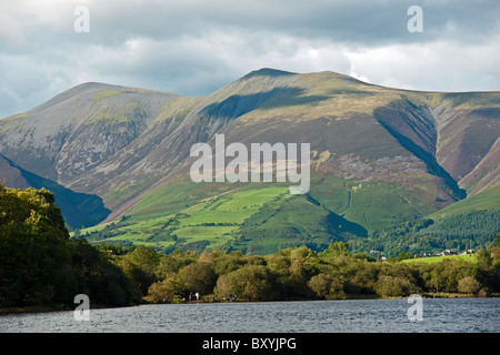 Skiddaw gesehen von Derwent Insel im Lake District Stockfoto