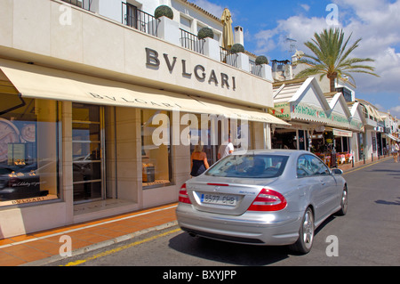 Luxus-Auto und Geschäfte am exklusiven Yachthafen von Puerto Banús, Marbella, Costa del Sol Malaga Provinz, Andalusien, Spanien Stockfoto